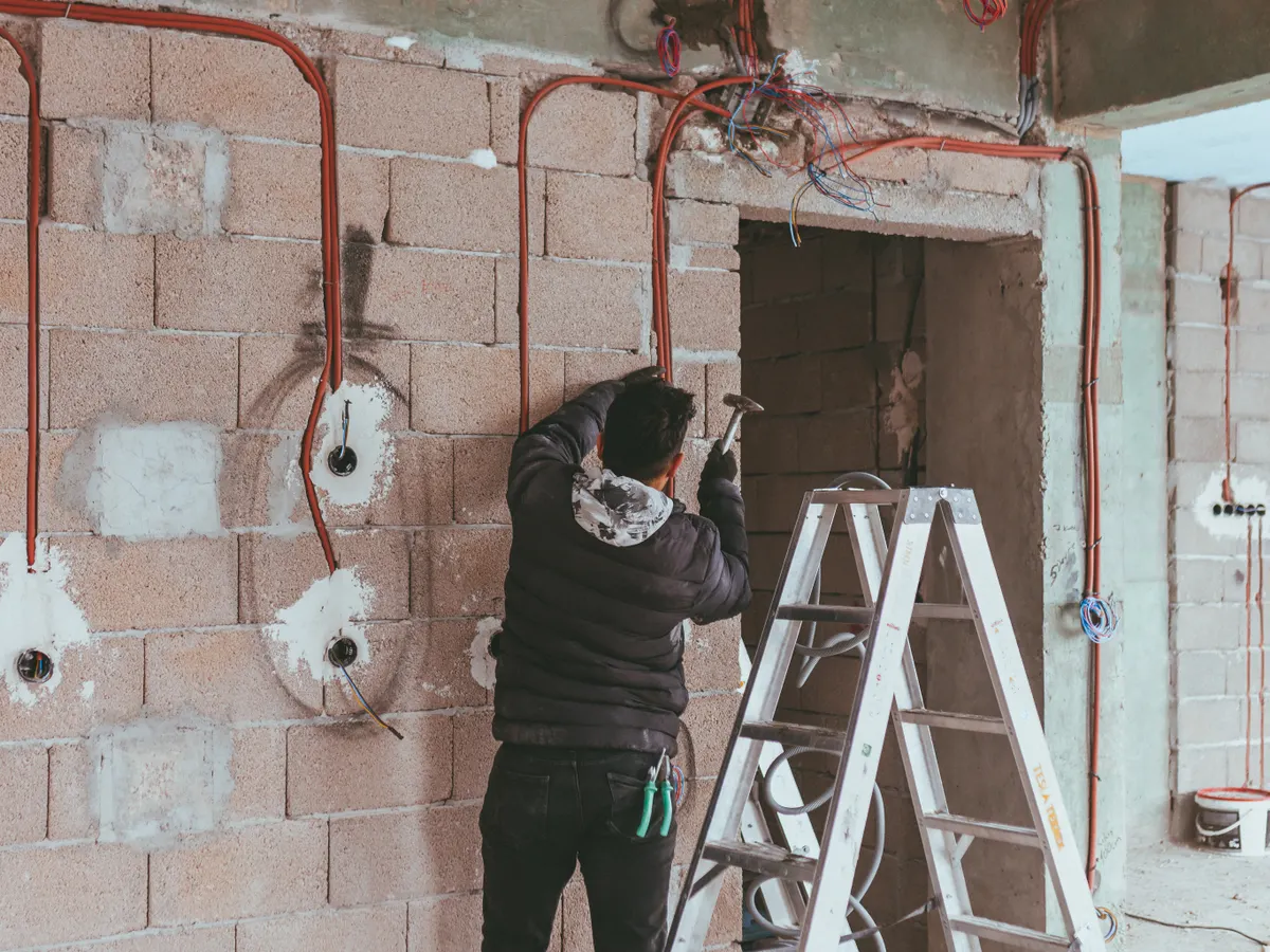 Türkiye'de tadilat ortamında elektrik tesisatı uygulayan usta